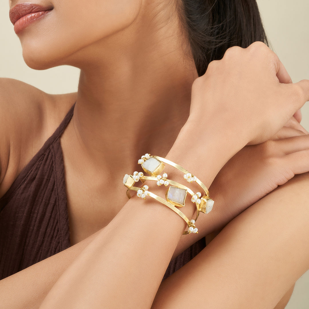 Soléa White Natural Stone Pearl Cuff Bracelet