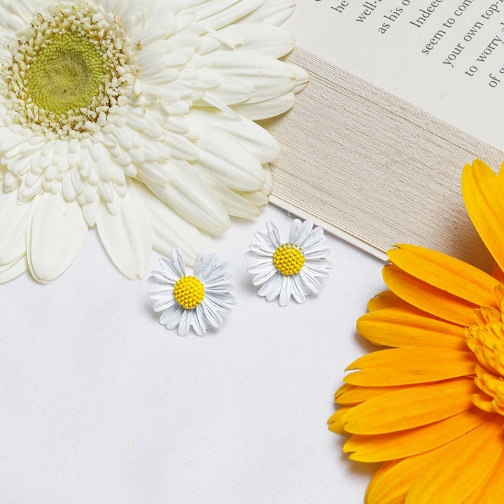 Merry Color Pop White Floral Earring