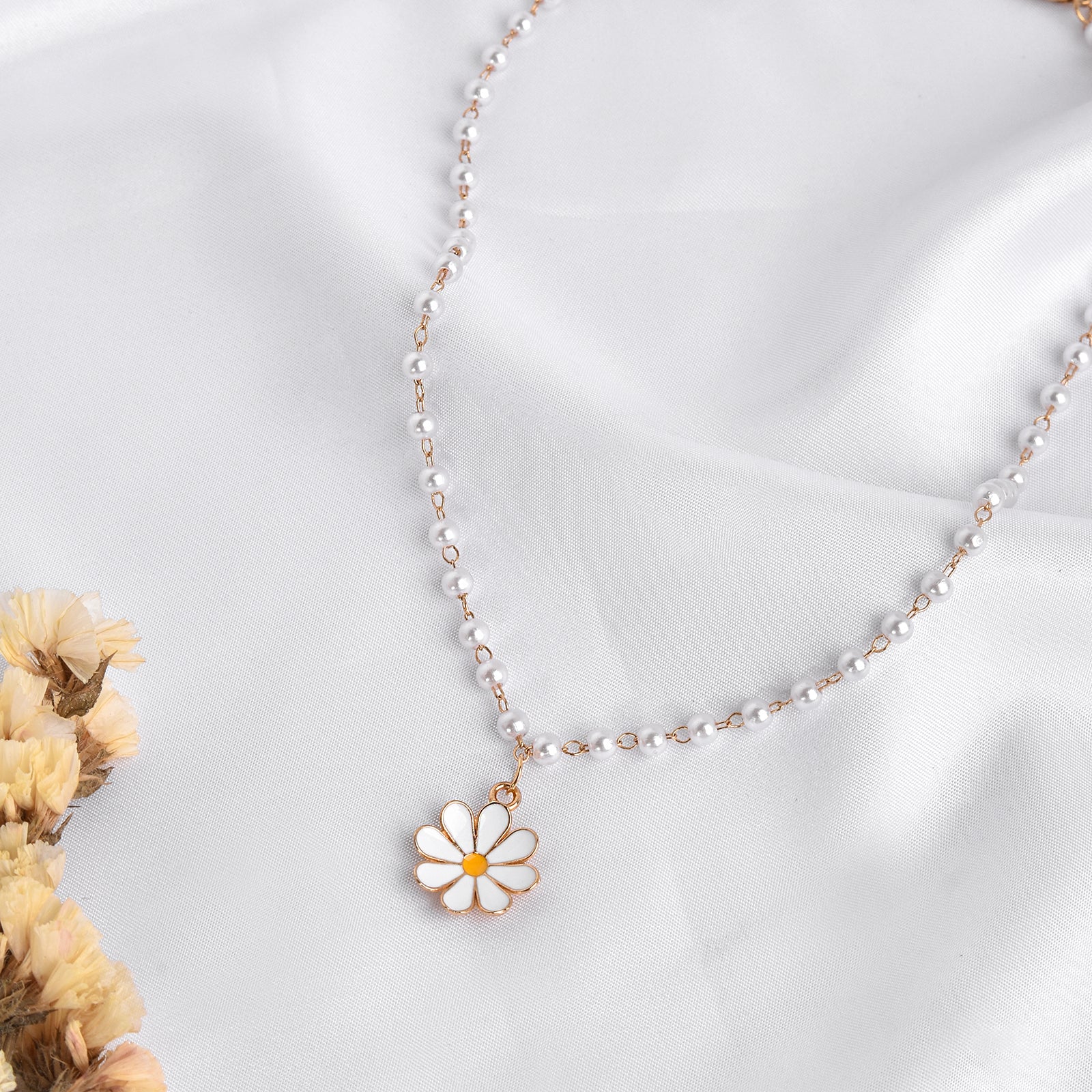 Joker & Witch Vega Daisy Pearl Necklace For Women