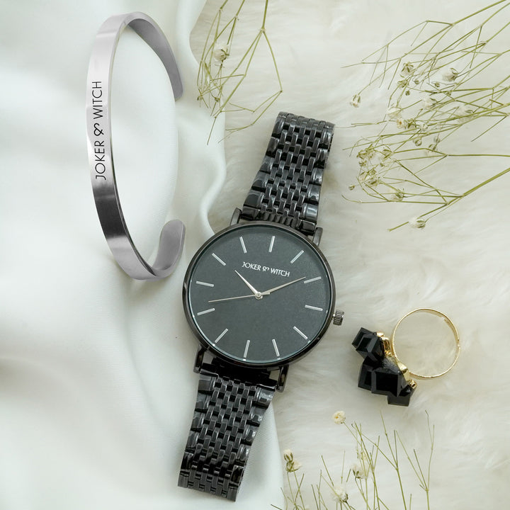 Sleek Black Love Triangle