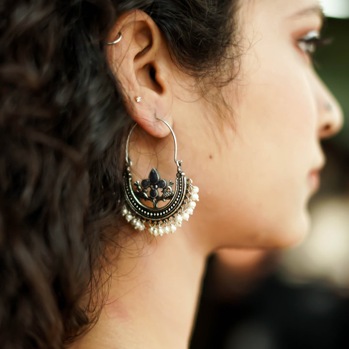 Teejh Saara Floral Black Stone Hoop EarTeejh Rings