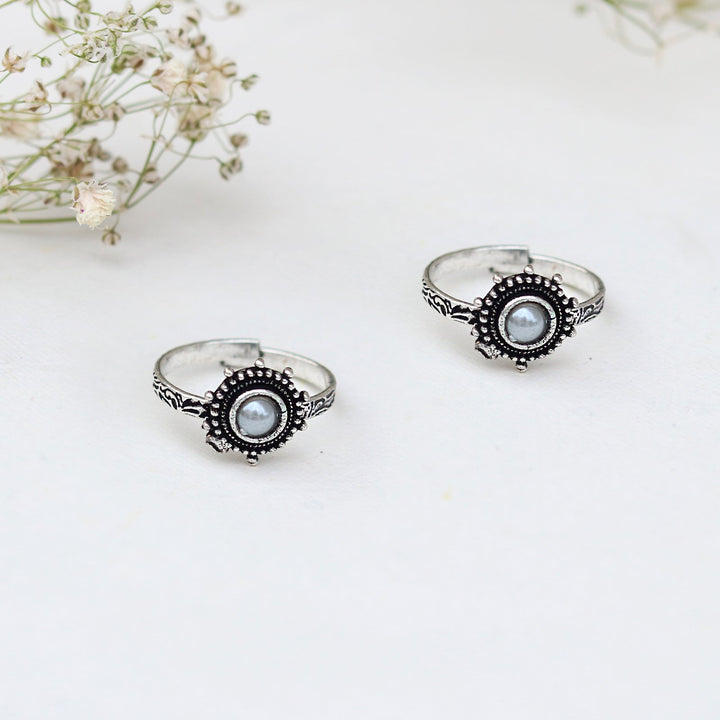 Teejh Vihana White Stone Silver Oxidised Toe Rings