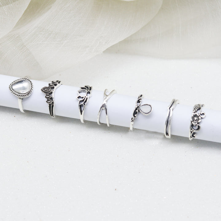 Ira Set Of 7 Midi Rings - Joker & Witch